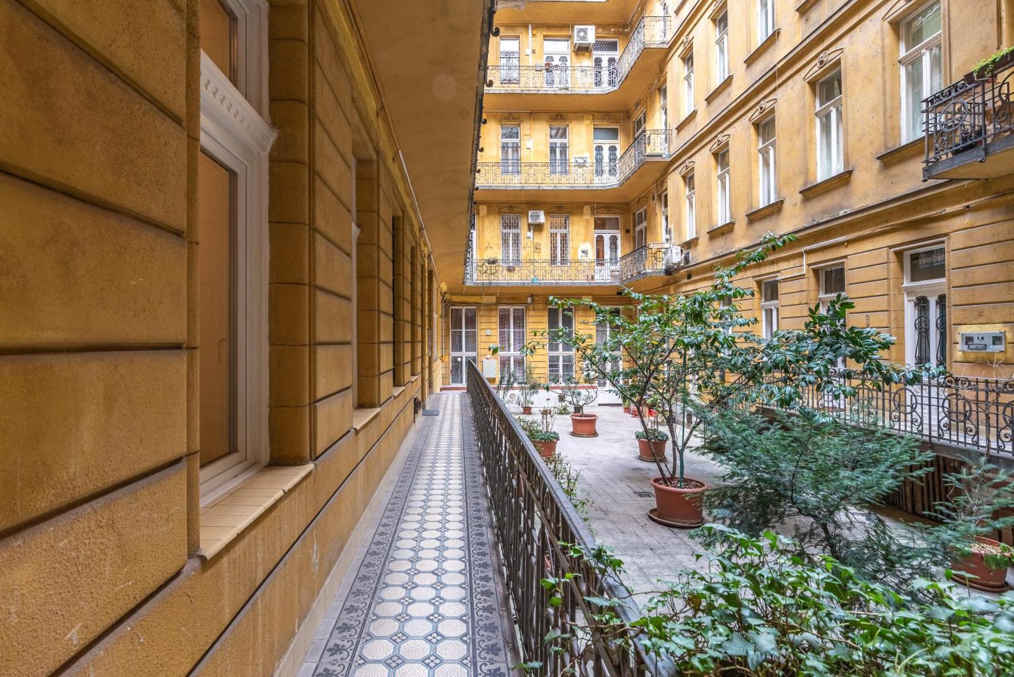 With Private Terrace - Near Gellert Thermal Bath Apartament Budapeszt