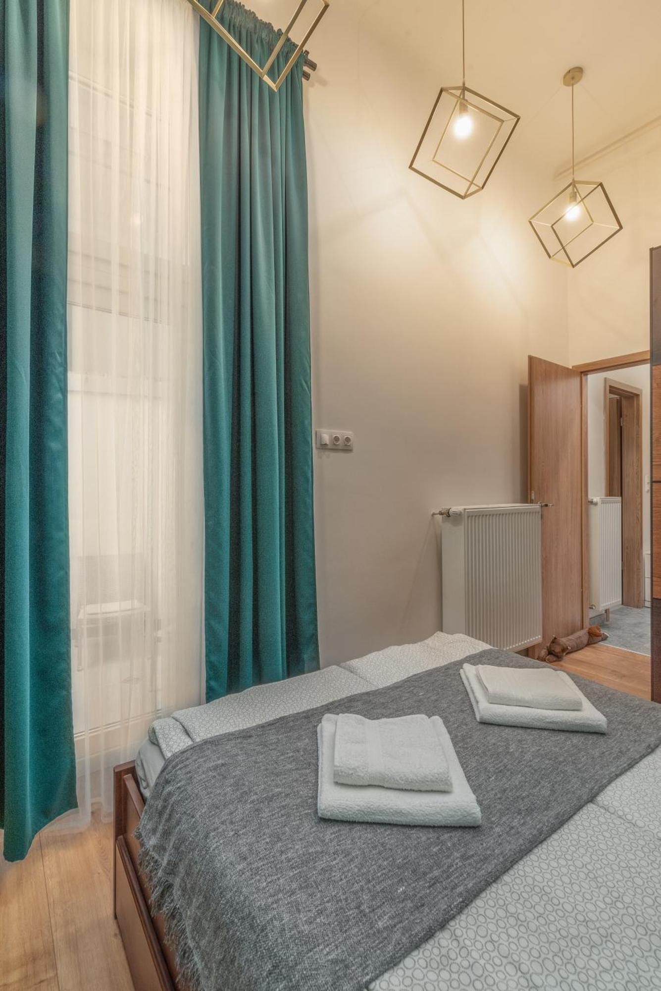 With Private Terrace - Near Gellert Thermal Bath Apartament