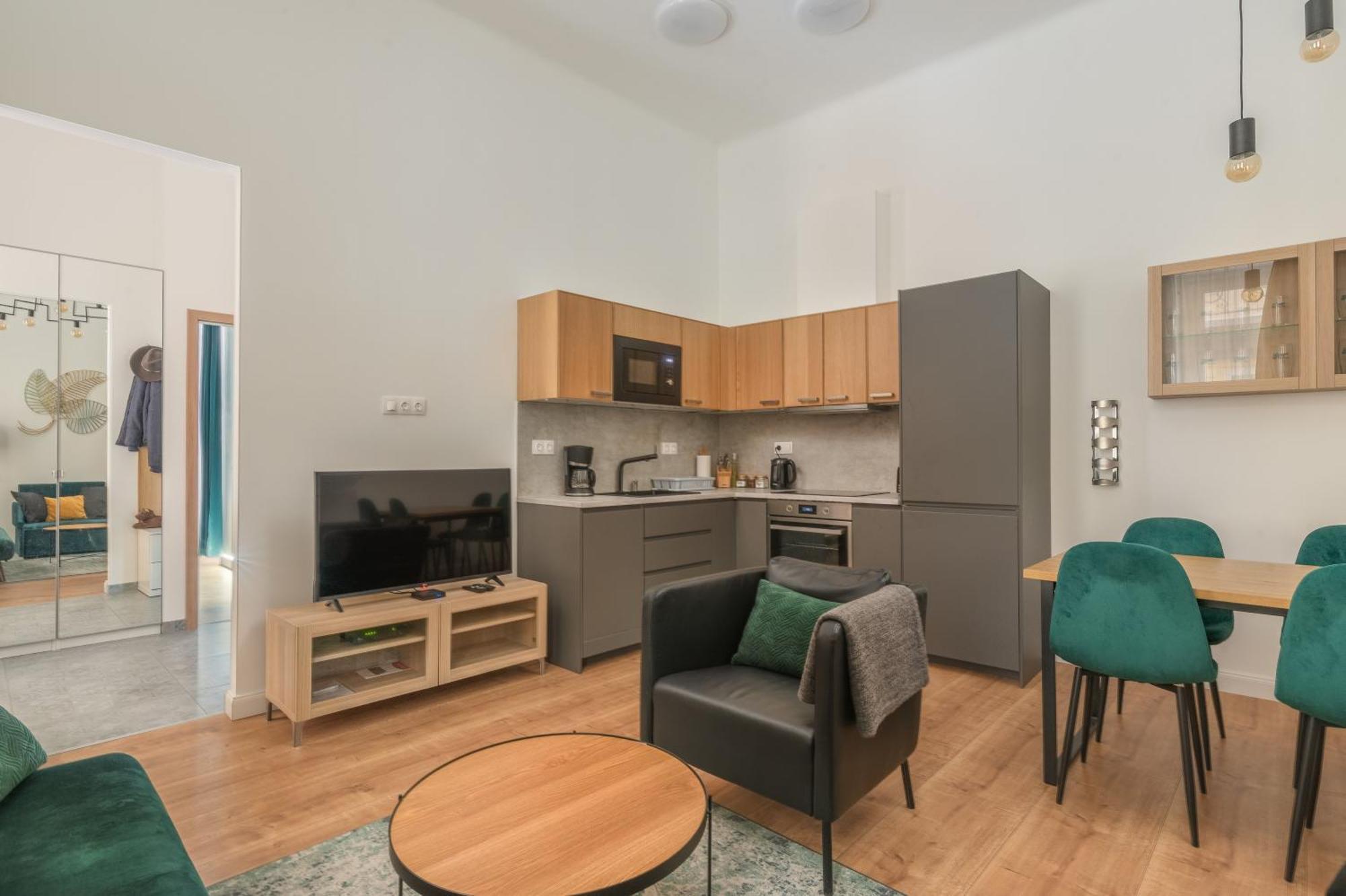 With Private Terrace - Near Gellert Thermal Bath Apartament *